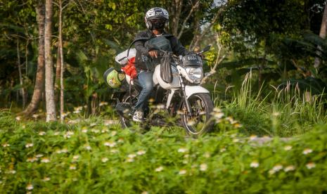 Pemudik melintas di jalur Lebak-Sukabumi di Cileles, Lebak, Banten, Ahad (1/5/2022). Jalur alternatif di wilayah Selatan Banten tersebut dilintasi para pemudik yang hendak menuju ke wilayah Provinsi Jawa Barat, Jawa Timur, dan Jawa tengah dengan tujuan Kabupaten Sukabumi, Cilacap, Gunungkidul, dan Pacitan. (Ilustrasi)