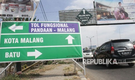 Pemudik melintas di pintu keluar jalan tol Malang-Pandaan di Karanglo, Malang, Jawa Timur, pada musim mudik 2018. ilustrasi. 