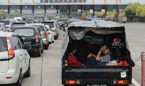 Pemudik melintasi tol Kanci-Pejagan.