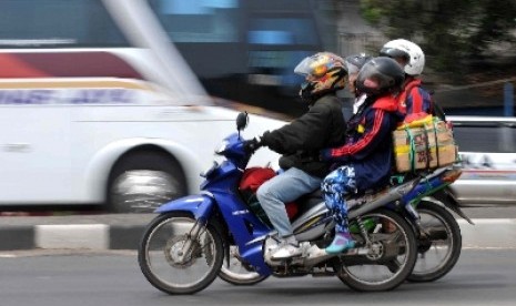   Pemudik Memadati Pantura. Sejumlah pemudik melintas di jalur Pantura, Indramayu, Jawa Barat, Rabu (23/7). Pada H-5 Lebaran pemudik mulai membanjiri jalur Pantura. Bahkan jumlah pemudik yang melintas hampir dua kali lipat dibanding H-6 kemarin.