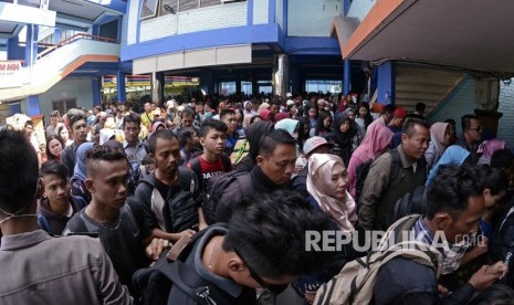 Pemudik memadati ruang tunggu untuk memasuki kapal Roll on-Roll (Ro-Ro) di pelabuhan penyeberangan Bakauheni, Lampung Selatan, Lampung, Rabu (20/6). 