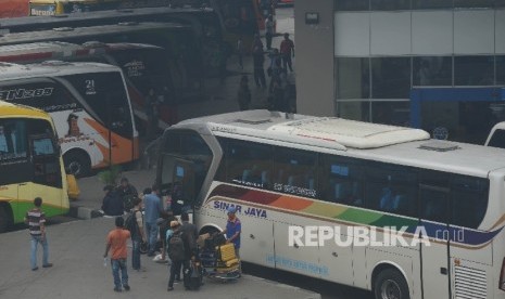  Pemudik memasuki bus di Terminal Pulo Gebang, Jakarta Timur. ilustrasi