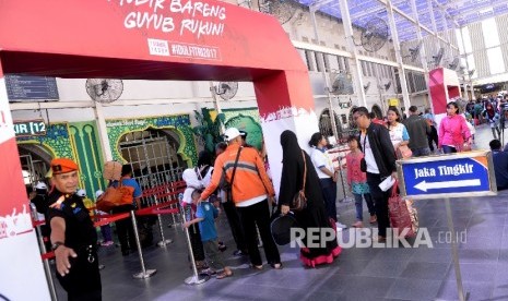 Pemudik memasuki peron Stasiun Pasar Senen, Jakarta, Ahad (18/6). 