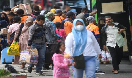    Anggota Komisi III DPR Taufik Basari menilai, imbauan Kapolri Jenderal Listyo Sigit Prabowo agar aparatur sipil negara (ASN) dan pegawai swasta untuk kerja dari rumah atau work from home (WFH) adalah sesuatu yang tepat.  Tampak pemudik membawa barang setibanya di Terminal Kampung Rambutan, Jakarta, Sabtu (7/5/2022). Puncak arus balik Lebaran di Terminal Kampung Rambutan diprediksi terjadi pada Sabtu (7/5) dan Minggu (8/5).