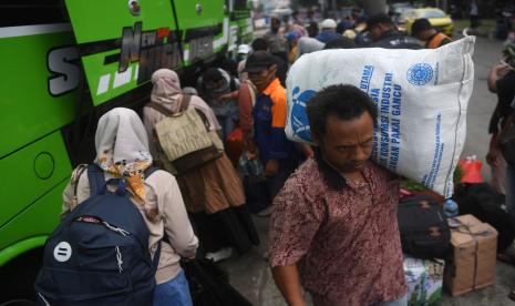 Pemudik membawa barang setibanya di Terminal Kampung Rambutan, Jakarta, Sabtu (7/5/2022). Puncak arus balik Lebaran di Terminal Kampung Rambutan diprediksi terjadi pada Sabtu (7/5) dan Minggu (8/5).