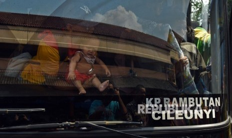  Dokter Ungkap Risiko Bawa Bayi Bepergian Jauh. Foto ilustrasi:  Pemudik membawa bayinya masuk ke dalam bus di Terminal Kampung Rambutan, Jakarta Timur, Kamis (6/6/2019).