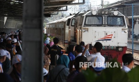 Pemudik memenuhi Stasiun Pasar Senen, Jakarta Pusat, Kamis (30/6).  (Republika/Rakhmawaty La'lang)