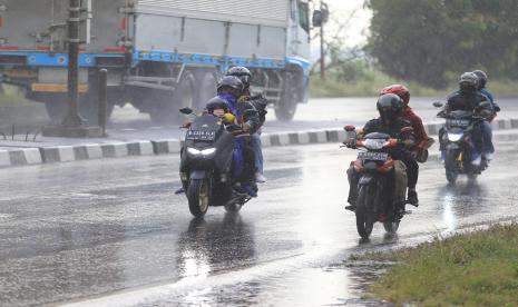 Pemudik menerobos hujan saat melintas di jalur Pantura, Widasari, Indramayu, Jawa Barat, Rabu (27/4/2022). Sejumlah Provinsi di Indonesia Diperkirakan Hujan Hari Ini