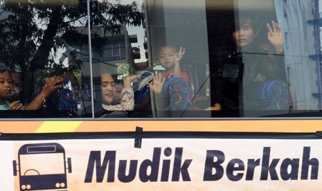 Pemudik menggunakan bus sebagai moda transportasi