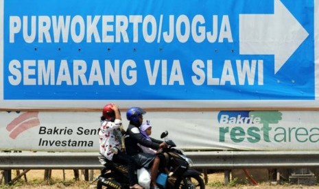  Pemudik menggunakan kendaraan sepeda motor memasuki daerah perbatasan Propinsi Jawa Barat dengan Jawa Tengah di Kabupaten Brebes, Jawa Tengah, Kamis (16/8). (Aditya Pradana Putra/Republika)