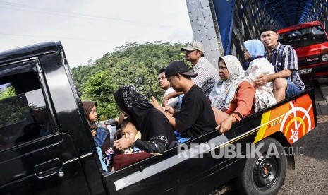 Pemudik menggunakan mobil bak terbuka melintasi jalur alternatif selatan di jembatan atau terowongan Cirahong yang menghubungkan Kabupaten Ciamis dengan Kabupaten Tasikmalaya, Senin (3/6).