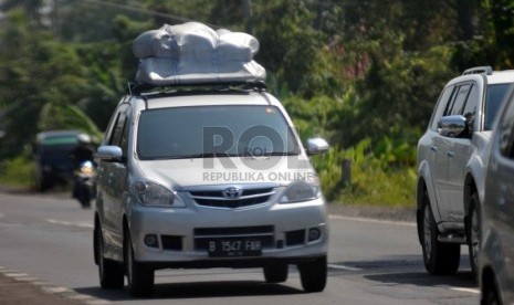 Pemudik menggunakan mobil mulai terlihat di jalan Pantura, Pemalang, Jawa Tengah, Senin (21/7).(Republika/ Wihdan)