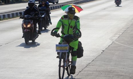 Pemudik menggunakan sepeda melintas di jalur pantura Losarang, Indramayu, Jawa Barat, Jumat (31/5/2019).