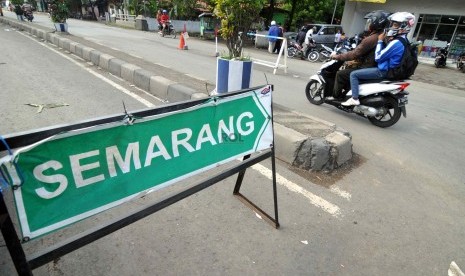  Pemudik menggunakan sepeda motor mulai terlihat di jalan Pantura, Pemalang, Jawa Tengah, Senin (21/7). (Republika/ Wihdan)