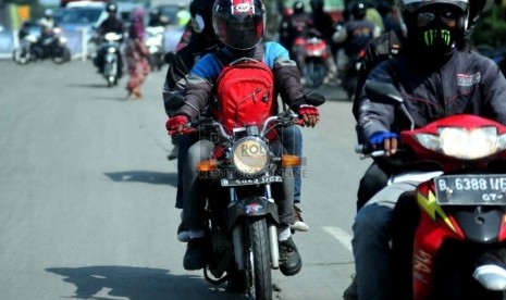 Pemudik menggunakan sepeda motor mulai terlihat di jalan Pantura, Pemalang, Jawa Tengah, Senin (21/7). (Republika/ Wihdan)