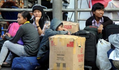   Pemudik menjaga barang mereka saat menunggu kedatangan bus di Terminal Pulogadung, Jakarta Timur, Kamis (16/8).  (Prayogi)