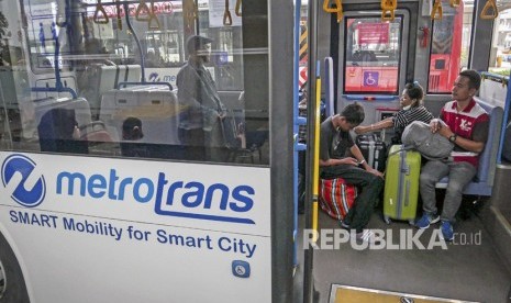 Pemudik menunggu keberangkatan bus TransJakarta di Terminal Pulo Gebang, Jakarta, Ahad (9/6/2019).