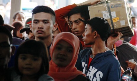 Pemudik menunggu kereta api ekonomi di Stasiun Pasar Senen, Jakarta Pusat, Kamis, (24/7).