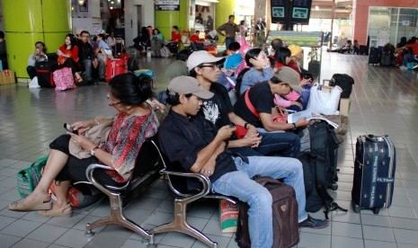 Pemudik menunggu kereta di Stasiun Gambir, Jakarta Pusat, Selasa (22/7).