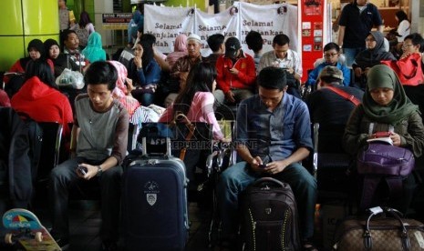 Pemudik menunggu kereta di Stasiun Gambir, Jakarta Pusat, Selasa (22/7). (Republika/ Yasin Habibi)