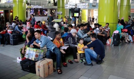 Pemudik menunggu kereta di Stasiun Gambir, Jakarta Pusat, Selasa (22/7). (Republika/ Yasin Habibi)