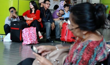 Pemudik menunggu kereta di Stasiun Gambir, Jakarta Pusat, Selasa (22/7). 