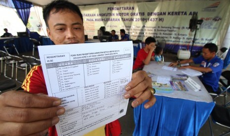 Pemudik menunjukkan formulir pendaftaran angkutan gratis untuk sepeda motor di Stasiun Pasar Senen, Jakarta, Selasa (21/6). 