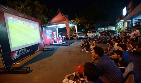 Pemudik menyaksikan pertandingan Jerman vs Italia di Pelabuhan Merak, Ahad (3/7).