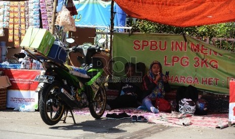  Pemudik motor beristirahat di rest area saat pulang ke kampung halamannya yang melintas di Kota Cirebon, Jawa Barat, Rabu (15/7). 