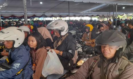 Pemudik motor di Pelabuhan Ciwandan, Banten, Senin (8/4/2024). 