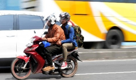 Pemudik motor melintas di Jalur Pantura, Cirebon, Jawa Barat, Sabtu (26/7).