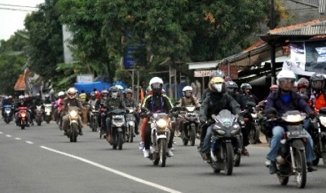 Pemudik motor melintas di Jalur Pantura, Cirebon, Jawa Barat, Sabtu (26/7). 