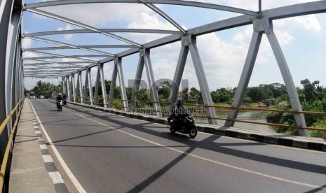  Pemudik motor melintas di Jembatan Cipunagara, Pamanukan, Subang, Jawa Barat, Senin (13/7).