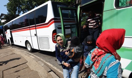 Pemudik mulai berdatangan usai pulang dari kampung halamannya di Terminal Kampung Rambutan, Jakarta, Kamis (29/6).