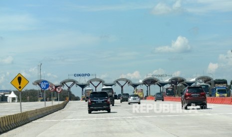 Pemudik Mulai Lintasi Pantura. Kendaraan melintas di Tol Cipali, Jawa Barat, Kamis (30/6)