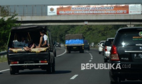 Kendaraan melintas di Tol Cipali, Jawa Barat, ilustrasi