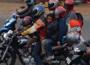 Pemudik naik motor di Pantura.