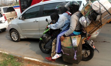 Pemudik pengendara motor dengan muatan lebih melintasi jalan arteri Kalimalang, Bekasi, Jawa Barat, Sabtu (1/6/2019). 