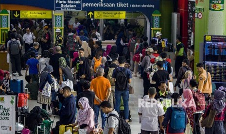 Pemudik di Stasiun Gambir