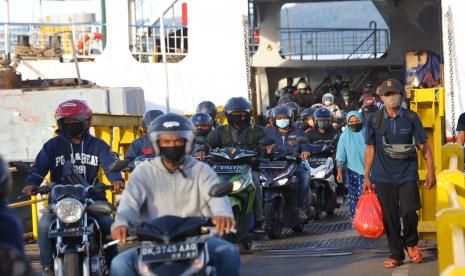 Pemudik pengguna kendaraan roda dua turun dari kapal di Pelabuhan Ketapang, Banyuwangi, Jawa Timur, Ahad (24/4/2022). Data angkutan penyeberangan Pelabuhan Ketapang-Gilimanuk mencatat pada 23 april sebanyak 17.640 penumpang telah menyeberang ke Pulau Jawa sedangkan penumpang ke Pulau Bali sebanyak 10.457 penumpang. 