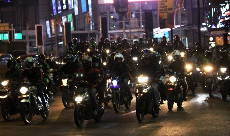 Pemudik pengguna sepeda motor melintas di Jalan M Hasibuan, Bekasi, Jawa Barat, Rabu (29/6) malam. 