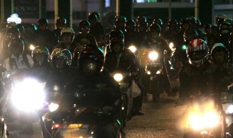 Pemudik pengguna sepeda motor melintas di Jalan M Hasibuan, Bekasi, Jawa Barat, Rabu (29/6) malam.