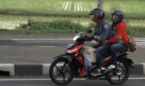 Pemudik pengguna sepeda motor melintas di Jalur Pantura Lohbener, Indramayu, Jawa Barat. 