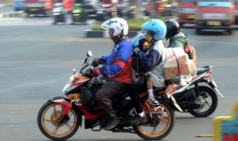  Pemudik penguna roda dua melintas dipersimpangan MM Bekasi kota, Jawa Barat, Rabu (22/7).