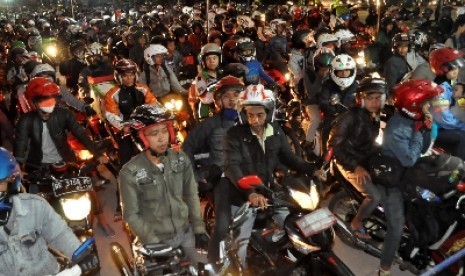 Pemudik sepeda motor.