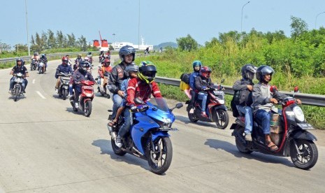 Pemudik sepeda motor melintas di Jalan lintas Sumatera (Jalinsum) Bakauheni, Bandar Lampung, Bandar Jaya, Lampung, Sabtu (1/6/2019).