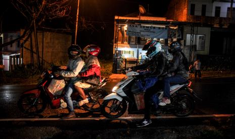 Pemudik sepeda motor melintas di jalan nasional (ilustrasi)