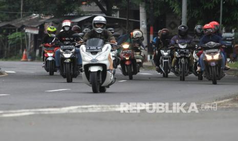 Pemudik sepeda motor melintas di jalur Pantura Pilangsari, Jatibarang, Indramayu, Jawa Barat, Selasa (4/5/2021). Jelang larangan mudik Lebaran yang mulai pada 6-17 Mei 2021 sejumlah pemudik pengendara motor mulai melintas di jalur pantura dari arah Jakarta menuju Jawa Tengah. 