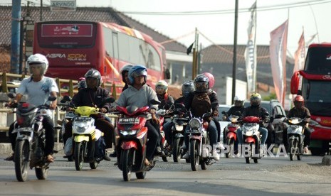 Pemudik sepeda motor melintas di jalur Pantura, Tegal, Jawa Tengah, Selasa (12/6). 