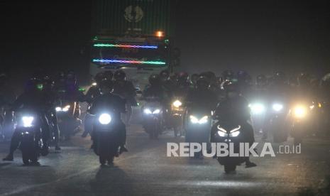 Pemudik sepeda motor memadati jalur pantura Widasari, Indramayu, Jawa Barat, Selasa (11/5/2021) malam. Memasuki H-2 jelang Hari Raya Idul Fitri 1442 H, volume kendaraan yang melintas di jalur pantura Indramayu dari arah Jakarta menuju Jawa Tengah mengalami peningkatan. 